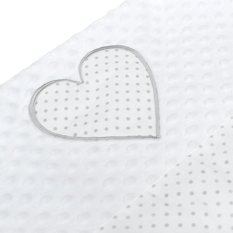 Baby nest New Baby Luxury Minky Heart 75x55 cm, Alb – detaliu al inimii de pe păturică