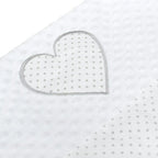 Baby nest New Baby Luxury Minky Heart 75x55 cm, Alb – detaliu al inimii de pe păturică