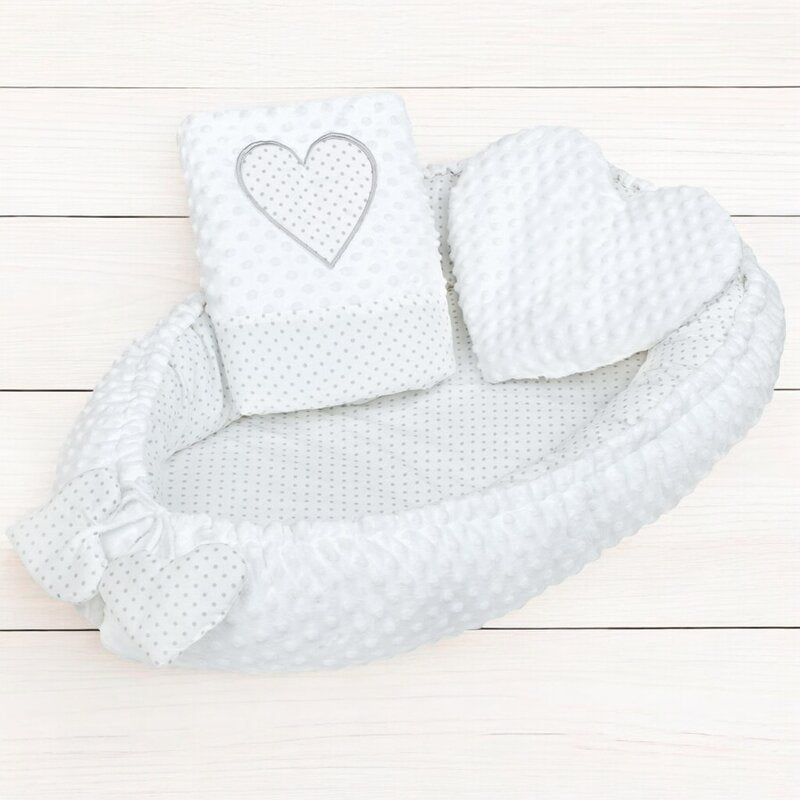 Baby nest New Baby Luxury Minky Heart 75x55 cm, Alb – setul pe fundal cu scânduri albe
