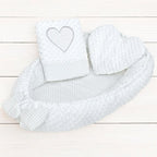 Baby nest New Baby Luxury Minky Heart 75x55 cm, Alb – setul pe fundal cu scânduri albe