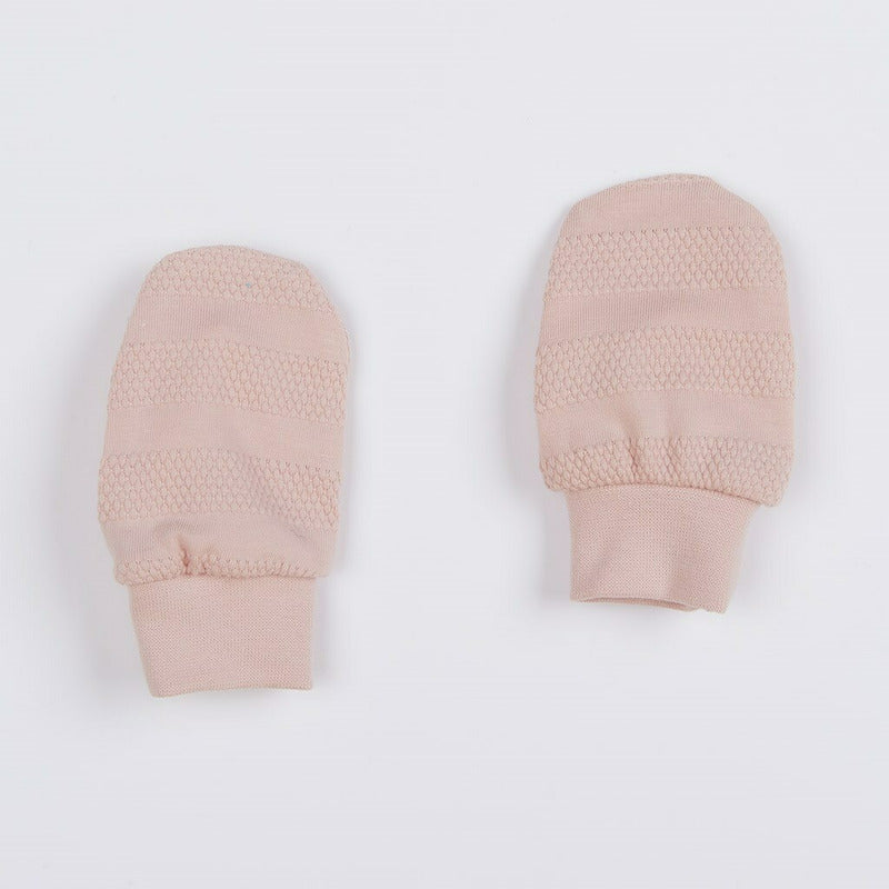 Set 7 piese, New Baby, Include body cu maneca lunga, bluza, pantalonasi cu botosei, salopeta fara maneci, caciulita, manusi, botosei, Marime 56, Din bumbac 100%, I am Pink