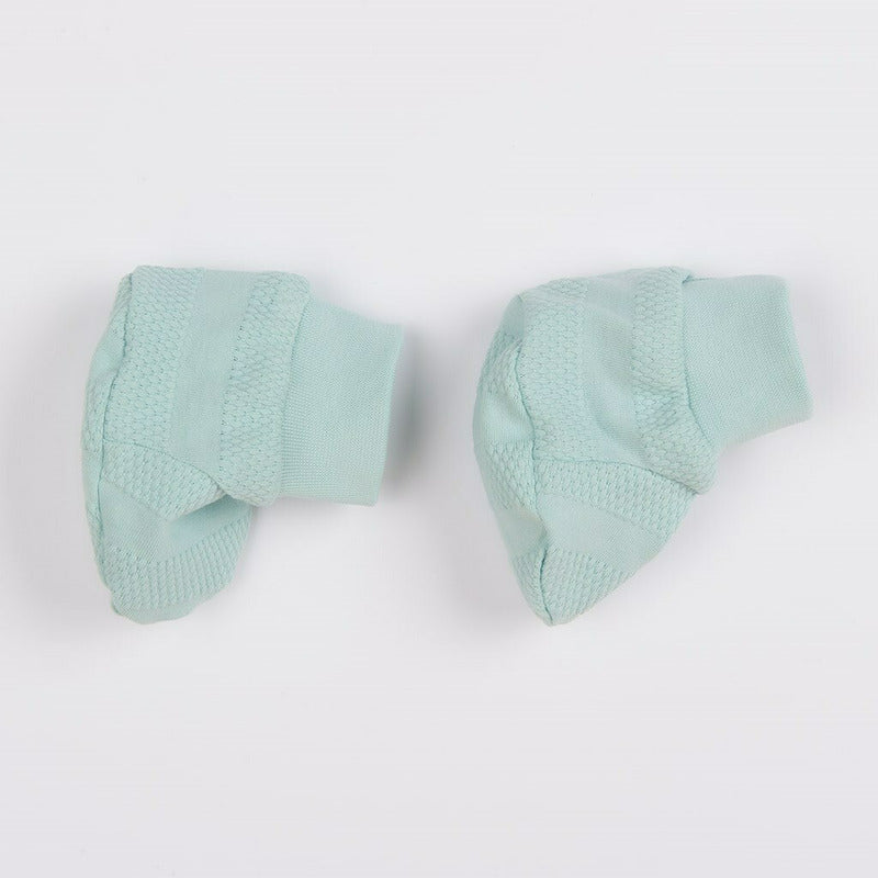 Set 7 piese, New Baby, Include body cu maneca lunga, bluza, pantalonasi cu botosei, salopeta fara maneci, caciulita, manusi, botosei, Marime 56, Din bumbac 100%, I am Blue