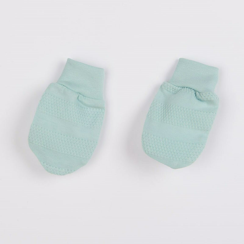 Set 7 piese, New Baby, Include body cu maneca lunga, bluza, pantalonasi cu botosei, salopeta fara maneci, caciulita, manusi, botosei, Marime 56, Din bumbac 100%, I am Blue