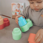 Set constructie Quercetti Momy Soft, 12 piese – detaliu al mâinilor copilului care îmbină piesele