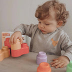 Set constructie Quercetti Momy Soft, 12 piese – copil care stivuiește piesele pe masă