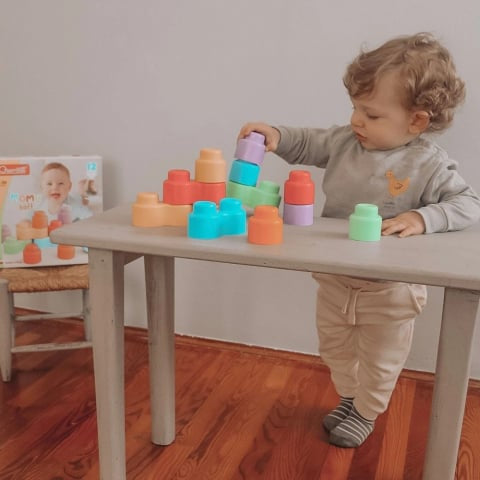 Set constructie Quercetti Momy Soft, 12 piese – copil la masa cu piese și turnuri colorate