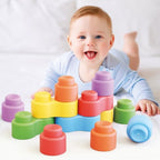Set constructie Quercetti Momy Soft, 24 piese – copil lângă construcție din piese colorate
