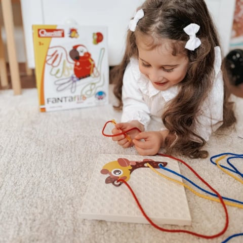Set creativ Quercetti Fantafilo, 4 animale – copil care lucrează cu șnururi colorate