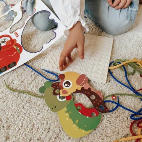 Set creativ Quercetti Fantafilo, 4 animale – copil care trece șnurul prin planșa cu bufniță