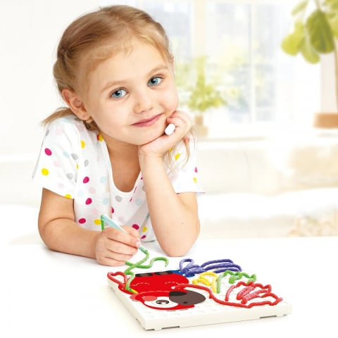 Set creativ Quercetti Fantafilo, 4 animale – copil lângă planșa cu papagal