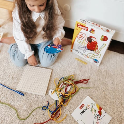 Set creativ Quercetti Fantafilo, 4 animale – planșe cu animale și șnururi pe masa de lucru