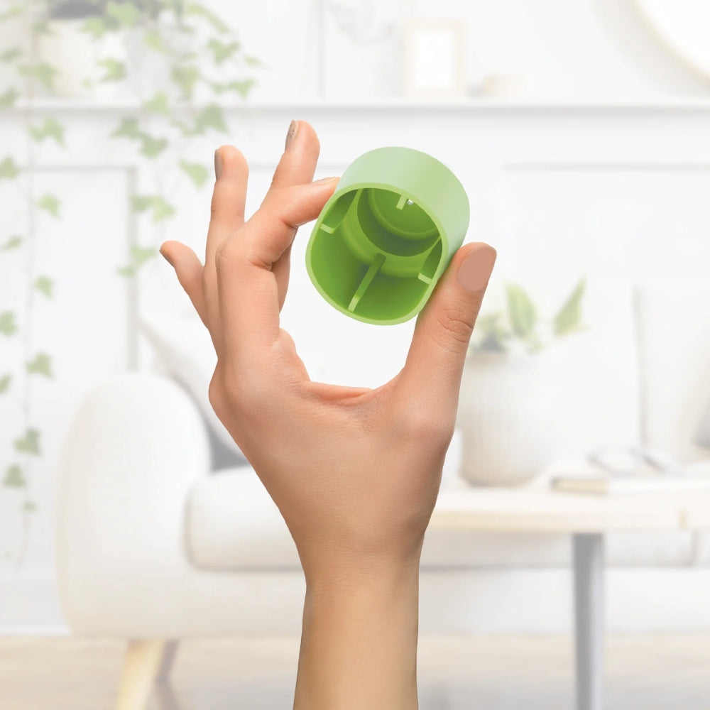 Set constructie Quercetti Momy Soft, 32 blocuri – mână care ține un bloc verde