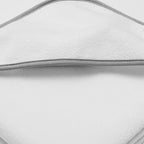 Set prosop si manusa New Baby Basic 80x80 cm, Alb/Gri – detaliu al tivului și glugii