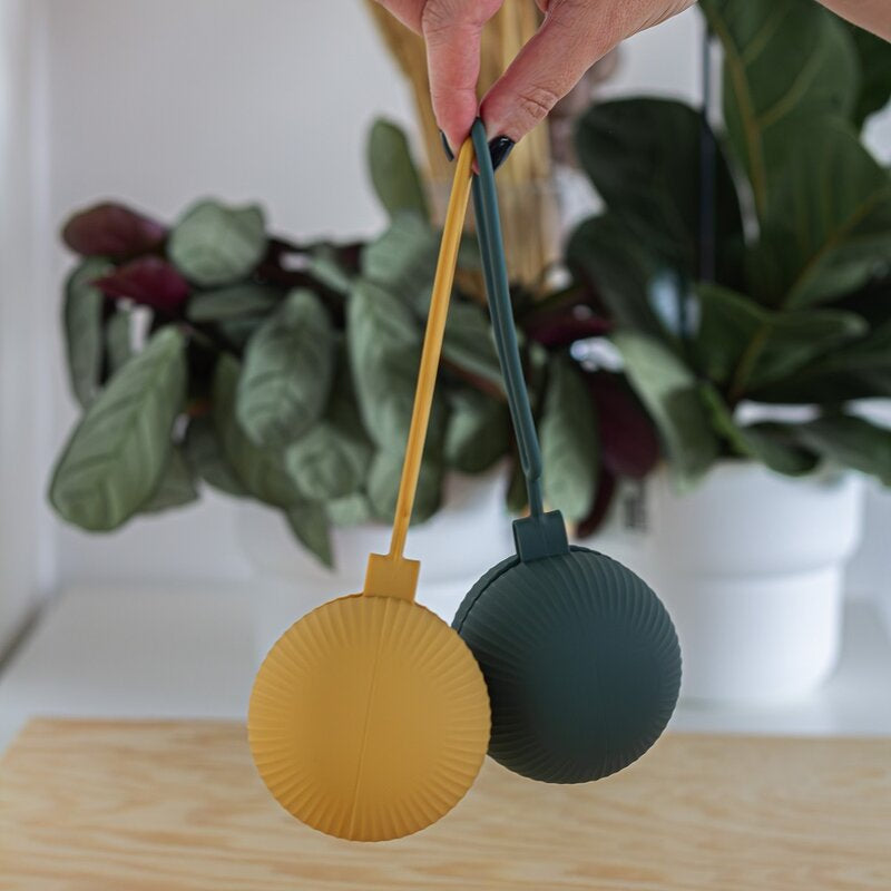 Suport suzeta, Petite&Mars, Universala, Cu maner, Poate fi atasat la carucior sau geanta, Silicon, Fara BPA, 0 luni+, Galben