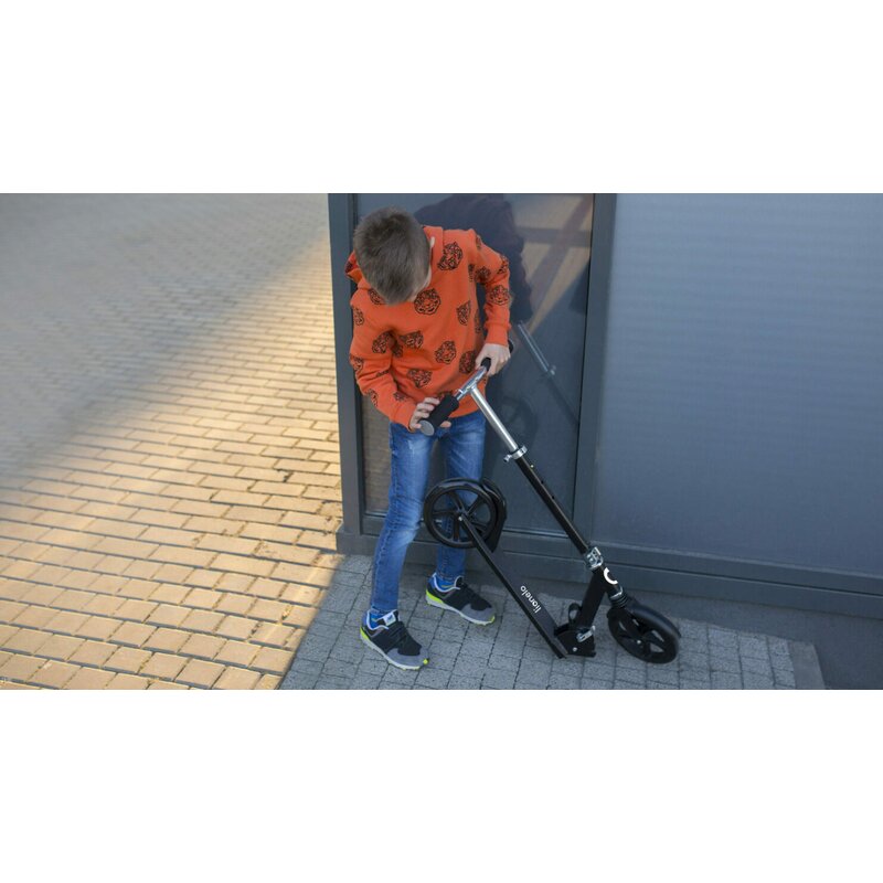 Trotineta, Lionelo, Luca, Pentru copii sau adulti, Ultrapliabila, Pana la 100 Kg, Conform cu standardul european de securitate EN14619, Roz