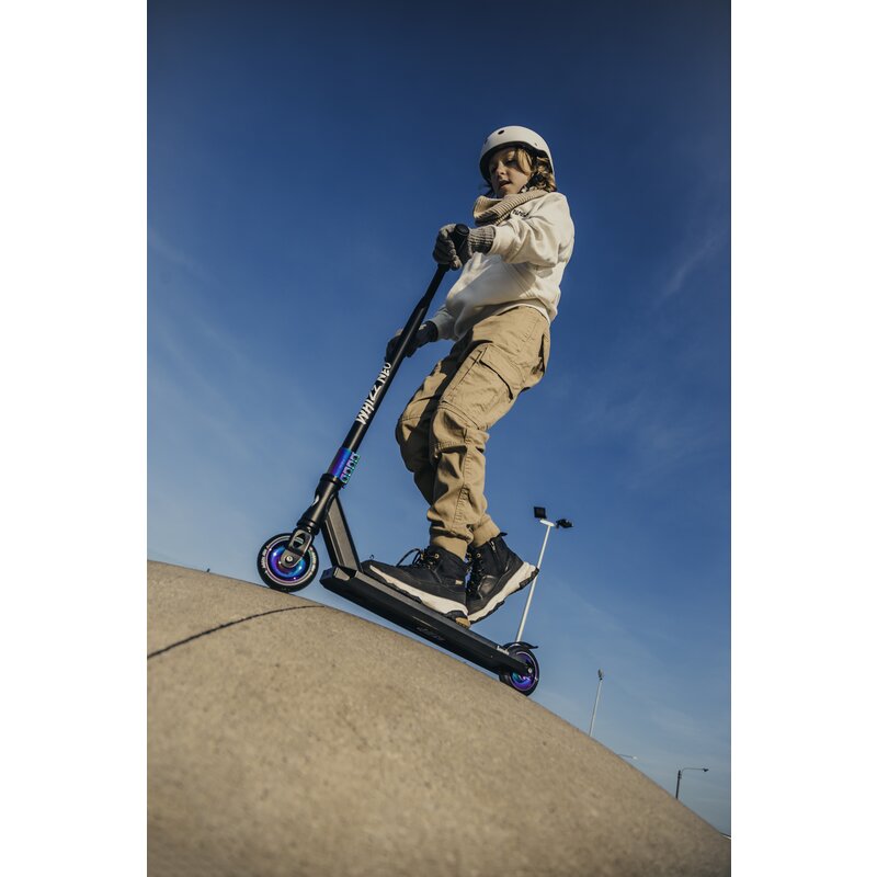 Trotineta, Lionelo, Whizz, Pentru Acrobatii, Rulmenti ABEC-9, 20 - 100 kg, Conform cu standardul european de securitate EN14619, Multicolor