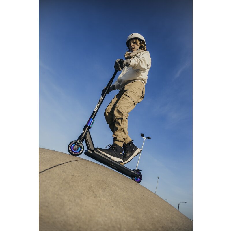 Trotineta, Lionelo, Whizz, Pentru Acrobatii, Rulmenti ABEC-9, 20 - 100 kg, Conform cu standardul european de securitate EN14619, Multicolor