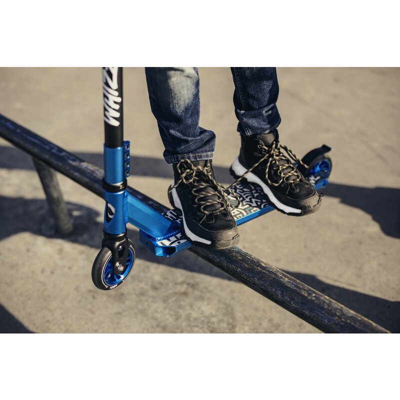 Trotineta, Lionelo, Whizz, Pentru Acrobatii, Rulmenti ABEC-9, 20 - 100 kg, Conform cu standardul european de securitate EN14619, Multicolor