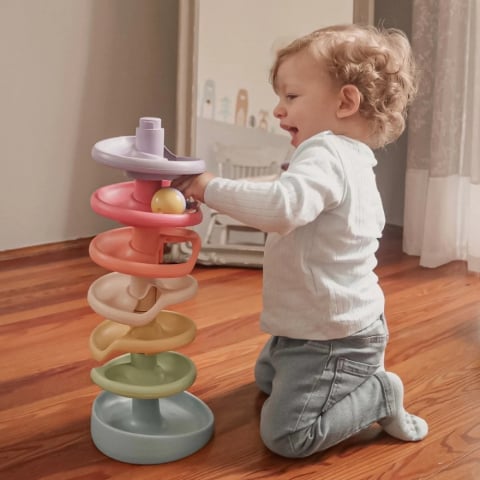 Turn cu bile Quercetti Spirala Evo – copil care se joacă lângă turnul asamblat