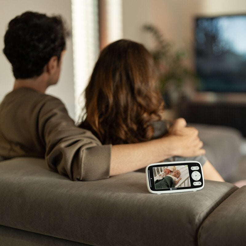 Video monitor, Petite&Mars, Nano 4.0, Ecran HD, Zoom digital 3Ã—, Raza de actiune 300m, Suport pentru pana la 4 camere, Comunicare bidirectionala, 8 melodii, Alb